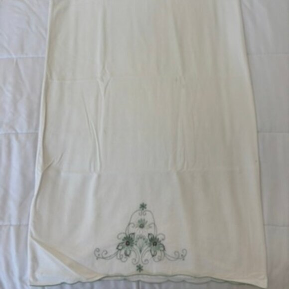 Vintage pair green embroidered pillowcases with scalloped edges - Picture 3 of 8